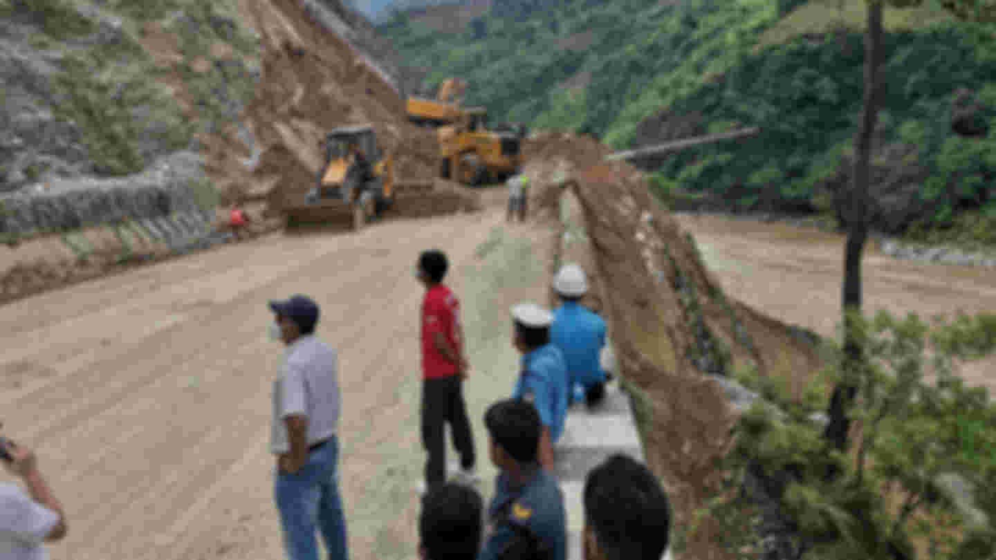 पहिरो आएर तीन दिन देखि ठप्प छ मध्यपहाडी लोकमार्ग